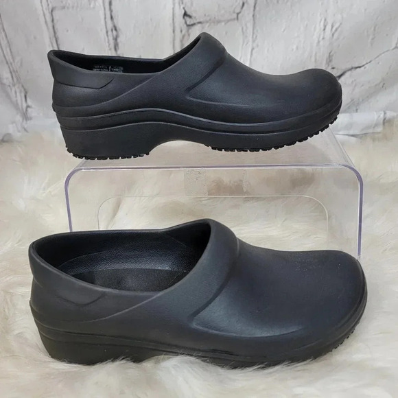 Crocs Black Dual Comfort Slip Resistant‎ Clogs Slip On Nurse Work Shoe Women's 6 - Picture 1 of 10